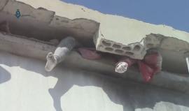 مشهد قاسي .. امرأة سورية سقط عليها سقف بيتها جراء قصف جوي على مدينة #الرستن بريف #حمص الشمالي