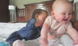 حوار بين طفلين يحظى بمتابعة أكبر من حوارات قادة الدول العظمى .