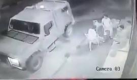 تداول فيديو يُظهر فيه وحشية الاحتلال .. حيث يقف جيب عسكري أمام مجموعة من الشبان الفلسطينيين ويلقي أمامهم قنبلة صوتية دون أن يفعلوا شيء !