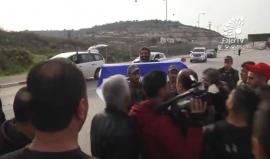 #شاهد مواطنون يتصدون لمستوطن حاول استفزاز الأسيرة أمل قبها خلال الإفراج عنها اليوم أمام حاجز جبارة جنوب طولكرم