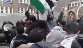 #عاجل #شاهد مظاهرة الآن أمام القنصلية الأمريكية في دوسلدورف غربي ألمانيا، رفضا لإعلان ترمب القدس عاصمة للكيان الإسرائيلي 
#القدس_عاصمة_فلسطين
#جمعة_النفير_للقدس