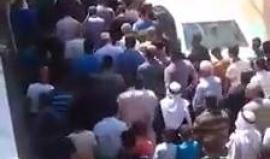 #شاهد لحظة خروج جثمان الشهيد محمد أبو هشهش من منزله تجاه المسجد للصلاة عليه

يشار الى أن الشهيد ارتقى برصاص الاحتلال خلال التصدي لإقتحام المخيم أمس