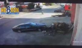#فيديو لحظة وفاة مواطن صدم رأسه باب شاحنة في الخليل صباح اليوم