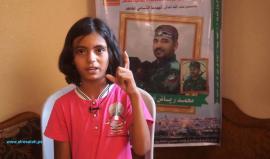 "شفت بابا من بعيد اطمنت أنه رايح عالجنة".. 
طفلة الشهيد محمد أبو فرحانة ترثي والدها