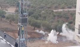 #صور إصابة عائلة كاملة اختناقا بالغاز السام وشاب بالرصاص خلال مواجهات مع قوات الاحتلال غرب بلدة تقوع .