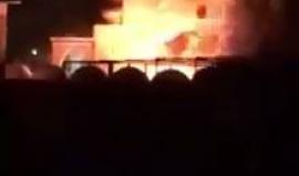 #شاهد اندلاع حريق كبير في مسجد الجزار في البلدة القديمة بمدينة عكا المحتلة الليلة الماضية