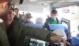 فيديو كامل للهجوم الهمجي لعضو الكنيست الاسرائيلي أورن حزان على حافلة أهالي أسرى قطاع غزة 

#شاهد كيف واجهت أمهات الأسرى الفلسطينيين هذا المتطرف