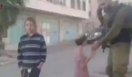 #فيديو مستوطنون يعتدون على أطفال فلسطينيين في الخليل