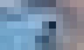 طفلة بريطانية عمرها عام وتسبح مثل المحترفين !