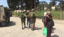 فتاة تهاجم جنود الاحتلال في محاولة لتخليص خطيبها محمد نصرالله من الاعتقال أمام جامعة العروب شمال الخليل.