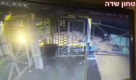 #شاهد لحظة انقضاض فلسطيني من سكان النقب المحتل على جندي "اسرائيلي" محاولا السيطرة على سلاحه ليلة أمس