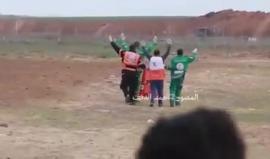 #فيديو يُظهر محاولة عناصر الدفاع المدني بغزة انقاذ أحد المصابين برصاص الاحتلال قرب السياج أمس