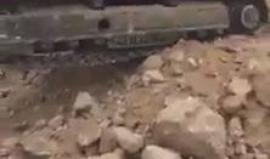 #فيديو طفل يبلغ العاشرة من عمره يقود مركبة ثقيلة في الخليل

(متداول)