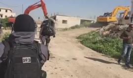 شاهد جرافات الاحتلال تهدم منزل فلسطيني في بلدة كفر قاسم بالداخل المحتل