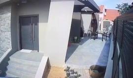 #فيديو الاعلام العبري ينشر فيديو للحظة سقوط طلق ناري أطلق من قطاع غزة في فناء أحد منازل مستوطنية "سدريوت" اليوم