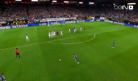 كوبا أميركا: ميسي يواصل تحطيم الأرقام

أضاف ليونيل ميسي الهدف الثاني للأرجنتين، من ركلة حرة أكثر من رائعة ما سيصعب مهمة أصحاب الأرض. وهو الهدف الخامس لميسي وبات صاحب الرقم القياسي بعدد الأهداف لبلاده برصيد 55 هدفاً متجاوزاً الهداف التاريخي غابريال باتيستو