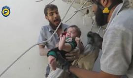 عائلات بأكملها صغاراً وكباراً يخرجون أحياء من بين الأنقاض ..
مشاهد نشرها الدفاع المدني السوري في #حلب بعد القصف الجوي على الأحياء السكنية في حي الصالحين