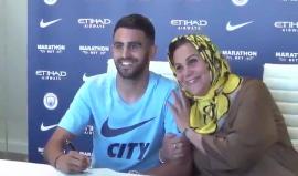اللاعب الجزائري رياض محرز يوقع على عقد انتقاله لصفوف #مانشستر_سيتي برفقة والدته