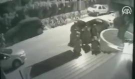 #شاهد لحظة هجوم الانقلابيين على الفندق الذي كان يقيم فيه أردوغان، توثقه كاميرات المراقبة.