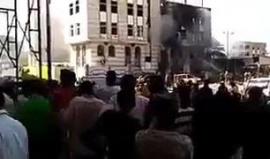 #فيديو قتلى وجرحى من قوات الحزام الأمني جراء تفجير سيارة مفخخة في مقر أمني بعدن
