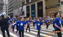 #مباشر نشطاء يقفون أمام مظاهرة في نيويورك خرجت للاحتفال بالكيان الصهيوني