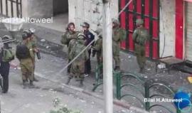 #شاهد كيف اعتقلت قوات الاحتلال أحد الشبان من باب الزاوية وسط #الخليل 
تصوير بلال الطويل