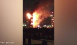 #شاهد تساقط أجزاء من البرج السكني في لندن إثر الحريق الضخم الذي اندلع فيه.