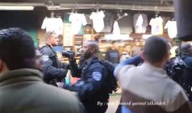 #شاهد اعتداء شرطة الاحتلال الهمجي على المقدسيين في البلدة القديمة بالقدس المحتلة
تصوير:محمد قاروط ادكيدك