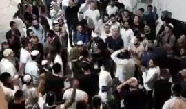 #شاهد 
احتفالات المستوطنين داخل قبر يوسف في نابلس وسط حماية قوات الاحتلال