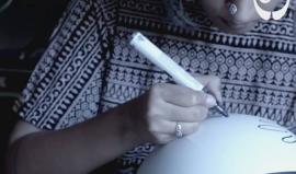 #شاهد | خبراء من معهد معهد ماساتشوستس للتكنولوجيا في أمريكا يجدون وسيلة لتحويل التلوث الصادر من عوادم السيارات إلى حبر للرسم ، عبر جهاز يعمل على تنقية الكربون مما يساهم أيضا في خفض التلوث .