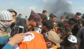 #فيديو لحظة إصابة المصور الصحفي عبد الرحمن الكحلوت برصاص قناص اسرائيلي خلال تغطيته لمسيرة العودة شرق غزة 

يقول الكحلوت "الجندي اطلق الرصاصة الاولى تجاهي لكنها لم تصبني واثناء انسحابي اطلق الرصاصة الثانية وأصابني اسفل قدمي"