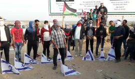 #مباشر  متظاهرين يحرقون العلم الاسرائيلي من مخيم العودة شرق غزة