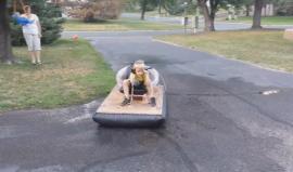 تبدو جميلة .. شاهد كيف يلهو هذا الطفل