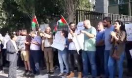 "بالروح بالدم نفديك يا غزة"..  من هتافات المتظاهرين أمام مقر الصليب الأحمر برام الله لمطالبة السلطة برفع العقوبات عن قطاع #غزة