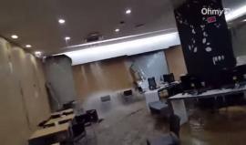 #شاهد المياه تغزو إحدى الغرفة الدراسية في جامعة يونسي بكوريا الجنوبية بسبب تراكم الأمطار على الأسطح !