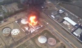 تصوير جوي للحريق الذي شب في مصفاة نفط بحيفا المحتلة صباح اليوم
