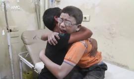 مشاهد تُدمي القلب .. 
#مؤثر: بكاء طفلين حزناً على استشهاد أخيهما الذي ارتقى إثر قصف ببرميل متفجر على حي باب النيرب في #حلب ظهر اليوم
تصوير: جواد الرفاعي