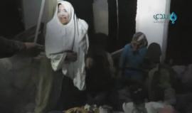 لحظات مؤثرة لأم تبحث عن طفلتها .. انتشال جرحى وشهداء من تحت الأنقاض جراء قصف الطيران الحربي لـ مدينة إدلب ليلة أمس