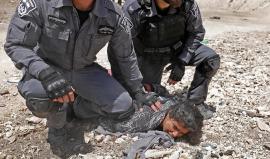 #الخان_الأحمر.. الاحتلال يعتدي على النساء بوحشية خلال تصديهن للهدم .