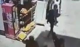 لحظة تنفيذ الشهيد محمد عبدالله الكساجي عملية الطعن بالقدس المحتلة اليوم #الفدائي_الأردني