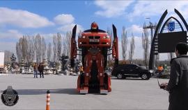 #شاهد .. سيارة Letrons الجديدة من نوع BMW و هي مثل فيلم الخيال العلمي الشّهير Transformers قادرة على أن تتحوّل إلى رجل آلي . 
السيارة تصنيع الشّركة التّركيّة Letvision  التي طورت هذا النّموذج من نوع BMW série 3E92 . و هي تنوي بالفعل أن تصنع 4 موديلات أخرى