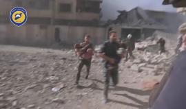 #دوما.. التي لا تختلف عن #حلب كثيرا 
#شاهد| لحظات مؤلمة لإسعاف الجرحى الأطفال في مدينة دوما بريف دمشق جراء الغارات الجوية