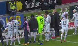 فريق سويدي يحتفل بالفوز مع مشجع وحيد !

في حادثة طريفة شهدها أحد الملاعب السويدية لكرة القدم قام فريق بالاحتفال مع مشجعه الوحيد الذي جاء لمؤازرة ناديه بالفوز.