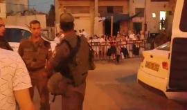 #شاهد مستوطنون يهاجمون المواطنة هالة أبو رجب (54 عاما) ويصيبونها بحجر في وجهها داخل منزلها قرب المسجد الإبراهيمي بالخليل ونقلها للعلاج في المشفى