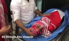 جانب من وداع الشهيد رائد صالحي  في مستشفى الحسين الحكومي ببيت لحم بالضفة المحتلة، وكان الاحتلال قد سلّم جثمانه أمس.
تصوير: هشام أبو شقرة.