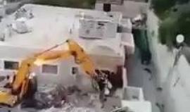 القدس: جرافات الاحتلال تهدم 4 شقق سكنية وأحد الصفوف المدرسية
 
القدس المحتلة - شهاب 
 هدمت جرافات بلدية الاحتلال في القدس، اليوم الثلاثاء، 4 شقق سكنية، وأحد الصفوف المدرسية، في مدينة القدس المحتلة.

وقال أحد المتضررين أحمد أبو الهوى لـ"وفا"، إن جرافات الا