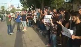 وقفـة غاضبة في #رام_الله تطالب السلطة برفع العقوبات عن قطاع #غزة المحاصر