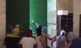 #شاهد قوات الاحتلال تطلق الأعيرة المطاطية نحو الشبان في المصلى القبلي المحاصر 

تصوير: مصطفى هريش