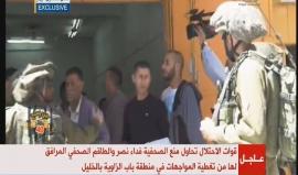 #شاهد | جنود الاحتلال يعتدون على المواطنين في باب الزاوية بالخليل ويحاولون اعتقال عدد من الفتية بدعوى القائهم الحجارة باتجاه الجنود