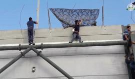 بعزيمة الثوار وبصدورهم العارية كيف اقتحم الثوار الجدار الاسمنتي الضخم الذي يفصلهم عن أراضيهم في جمعة #أنا_لاجئ_راجع